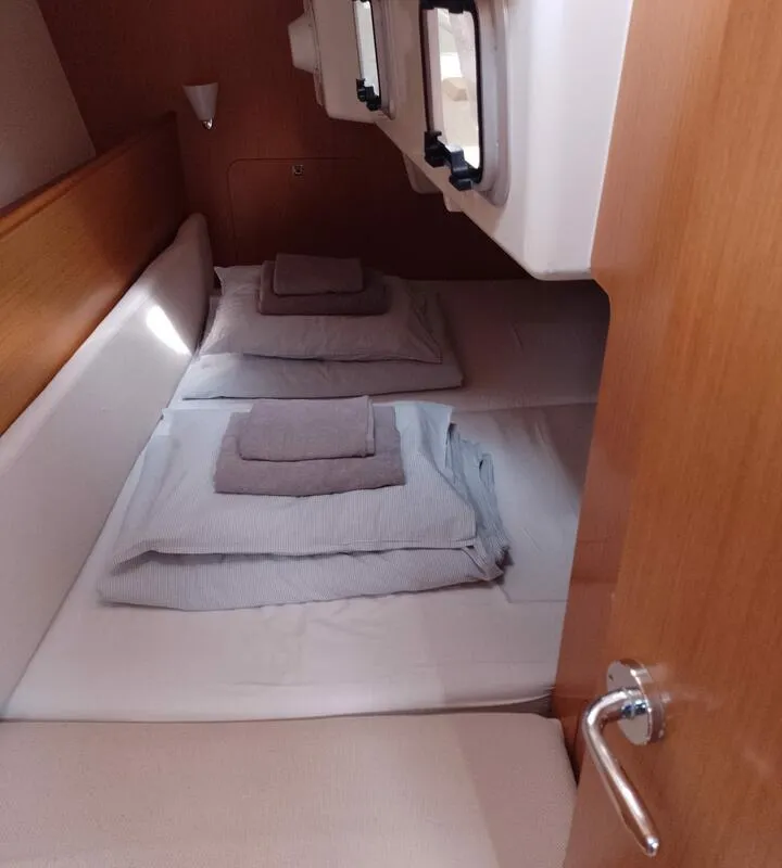 Cabin on min elli, a Jeanneau Sun Odyssey 33i sailboat at Skradin, Croatia