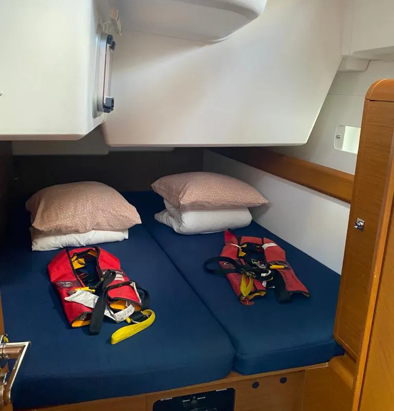 Cabin on Alboran Pacharan (Cabo Verde), a Jeanneau Sun Odyssey 519 sailboat at Murdeira, Cape Verde