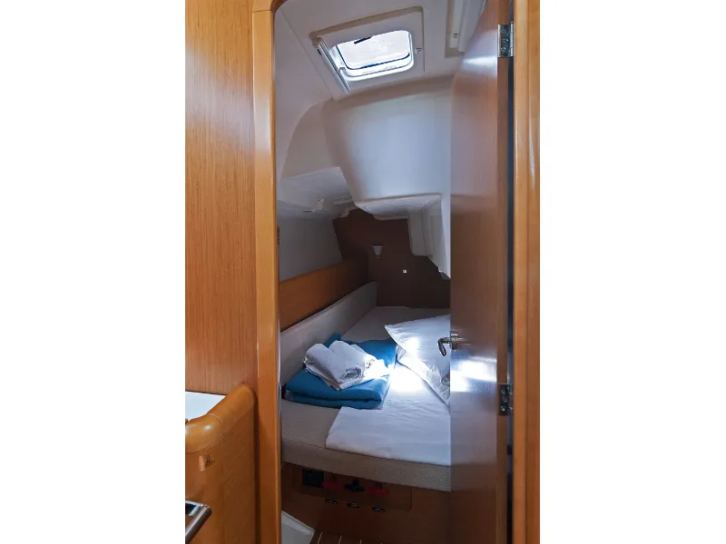 Cabin on Buena Suerte, a Jeanneau Sun Odyssey 33i sailboat at Split, Croatia