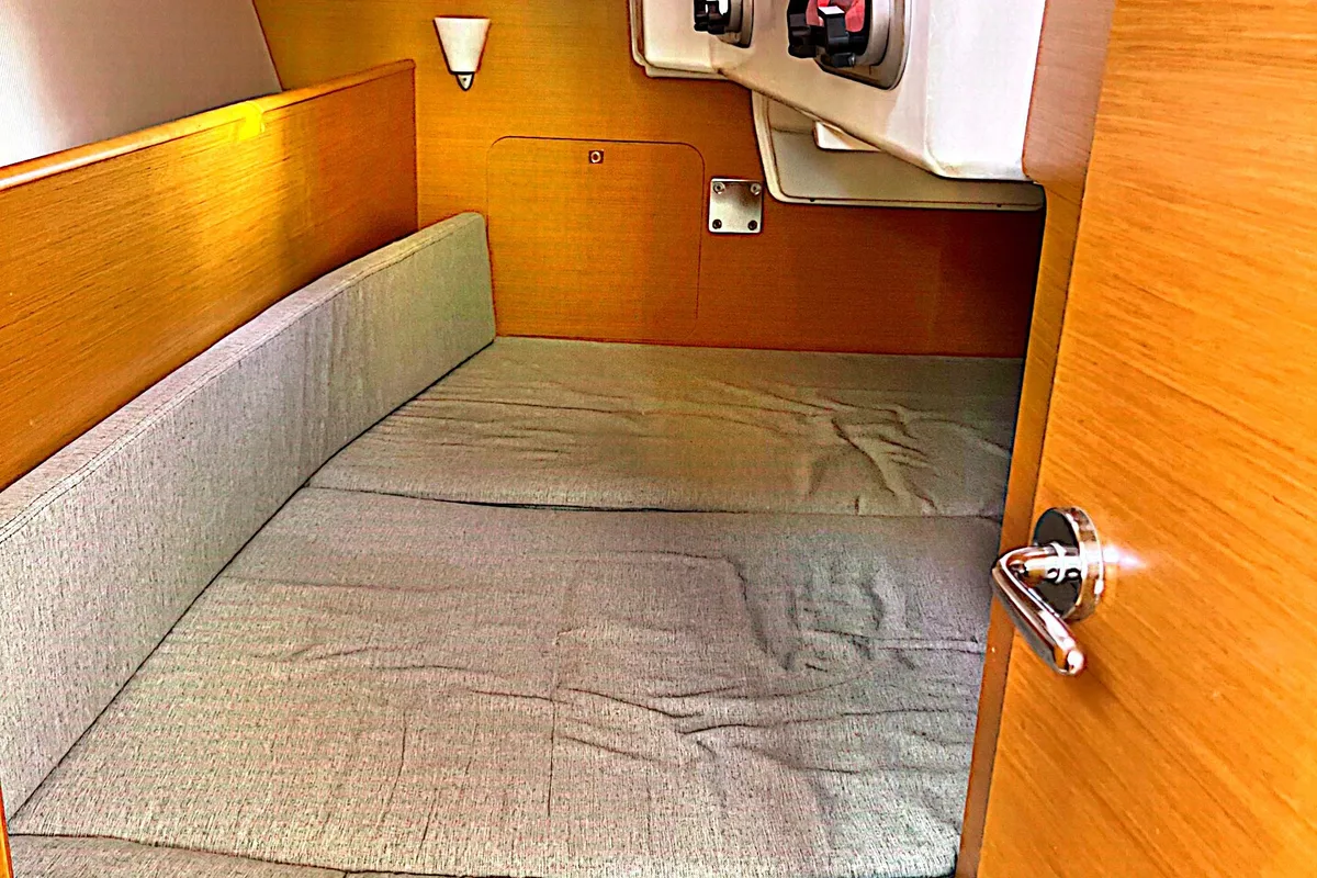 Cabin on Nena, a Jeanneau Sun Odyssey 33i sailboat at Općina Sukošan, Croatia