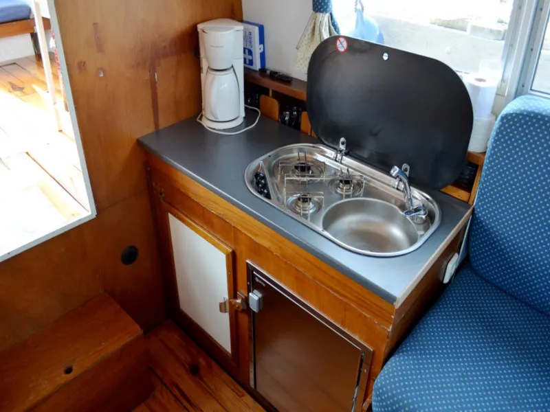 Galley of Quinto, a De Drait Doerak 850 OK motorboat at Drachten, Netherlands