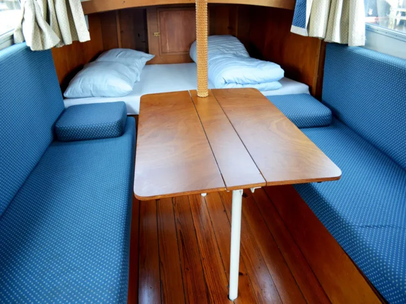 Salon of Quinto, a De Drait Doerak 850 OK motorboat at Drachten, Netherlands