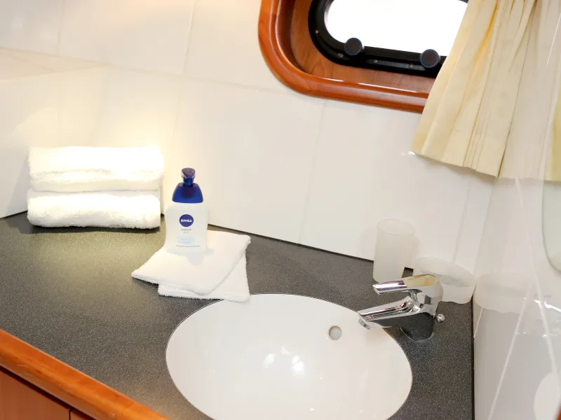 Head on Royal, a Pacific Allure 155 motor yacht at Heukelum, Netherlands