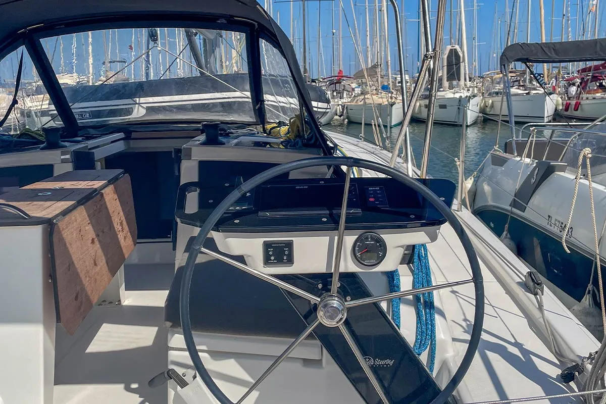 Perle, a Dufour 41 sailboat at Hyères, France