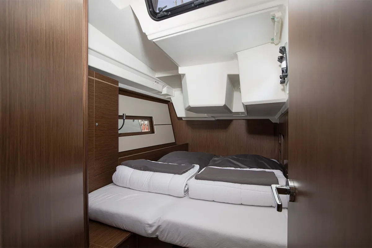 Cabin on Amore di Mare, a Beneteau Oceanis 46.1 sailboat at Općina Medulin, Croatia