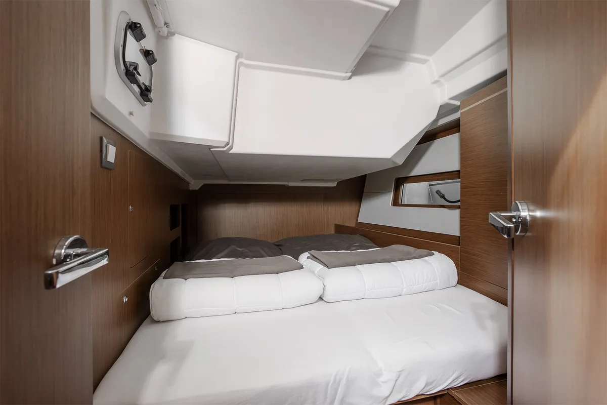 Cabin on Amore di Mare, a Beneteau Oceanis 46.1 sailboat at Općina Medulin, Croatia