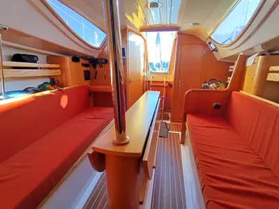 Salon of Grand Patience, a Northman Maxus 28 Standard sailboat at Saint-Cast-le-Guildo, France