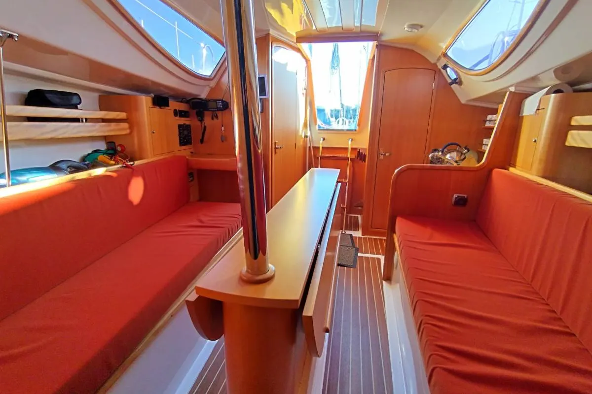 Salon of Grand Patience, a Northman Maxus 28 Standard sailboat at Saint-Cast-le-Guildo, France
