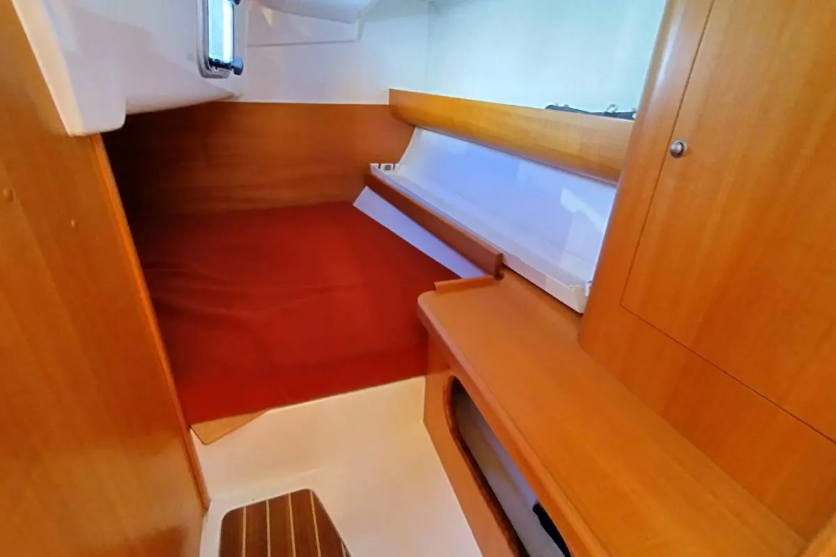 Cabin on Grand Patience, a Northman Maxus 28 Standard sailboat at Saint-Cast-le-Guildo, France