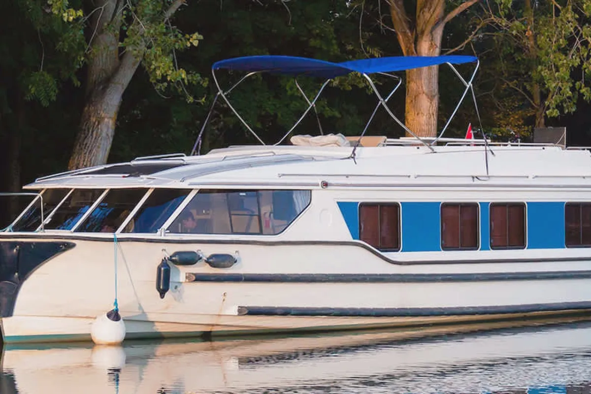 Exterior view of Vision 3, a Cygnet Vision 3 motorboat at Le Mas-d'Agenais, France
