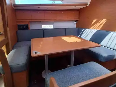 Salon of San Luis Blues, a Dufour 430 sailboat at Rodi Garganico, Italy