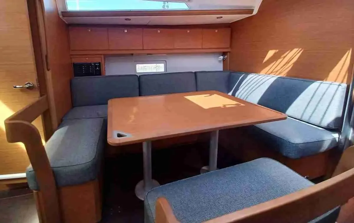 Salon of San Luis Blues, a Dufour 430 sailboat at Rodi Garganico, Italy