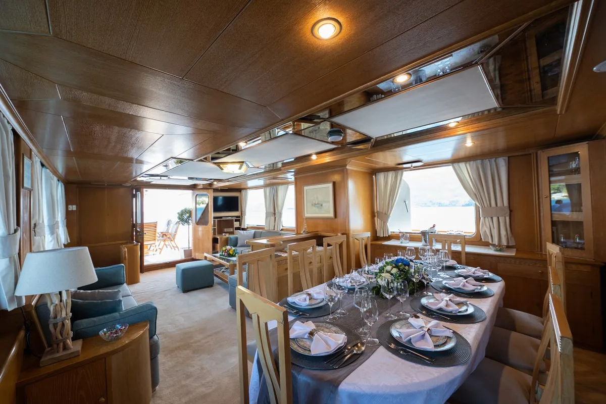 Salon of Elena, a Perama Shipyard M/Y Elena motor yacht at Τροκαντερό, Greece