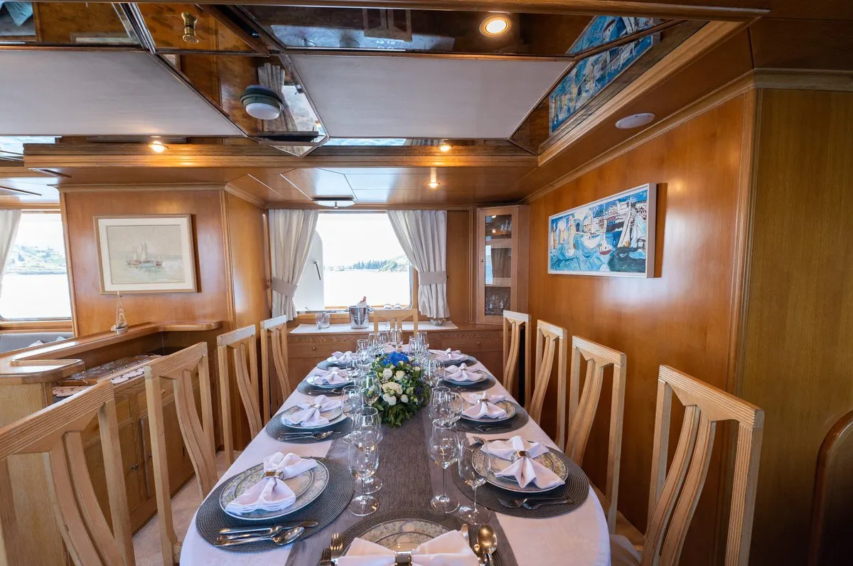 Salon of Elena, a Perama Shipyard M/Y Elena motor yacht at Τροκαντερό, Greece