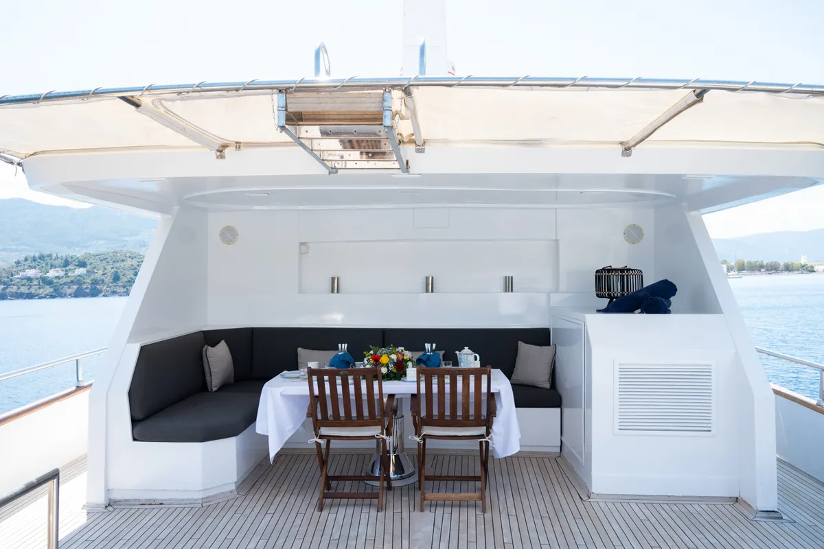Elena, a Perama Shipyard M/Y Elena motor yacht at Τροκαντερό, Greece