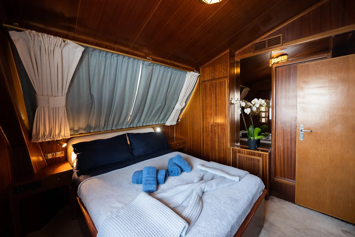 Elena, a Perama Shipyard M/Y Elena motor yacht at Τροκαντερό, Greece