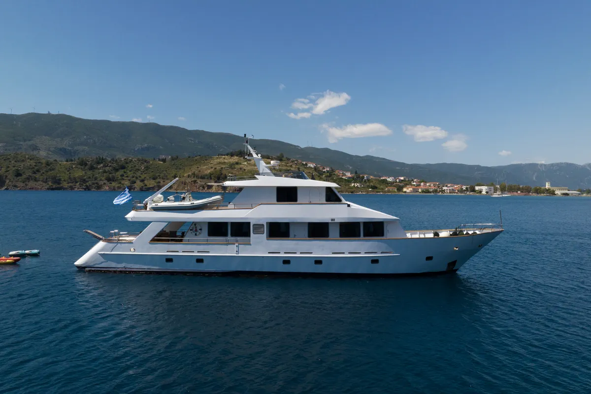 Elena, a Perama Shipyard M/Y Elena motor yacht at Τροκαντερό, Greece