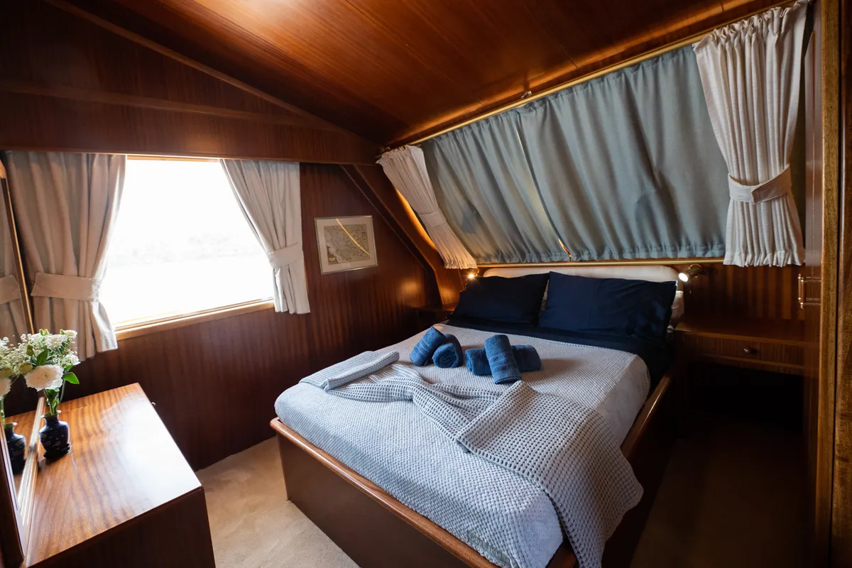 Elena, a Perama Shipyard M/Y Elena motor yacht at Τροκαντερό, Greece