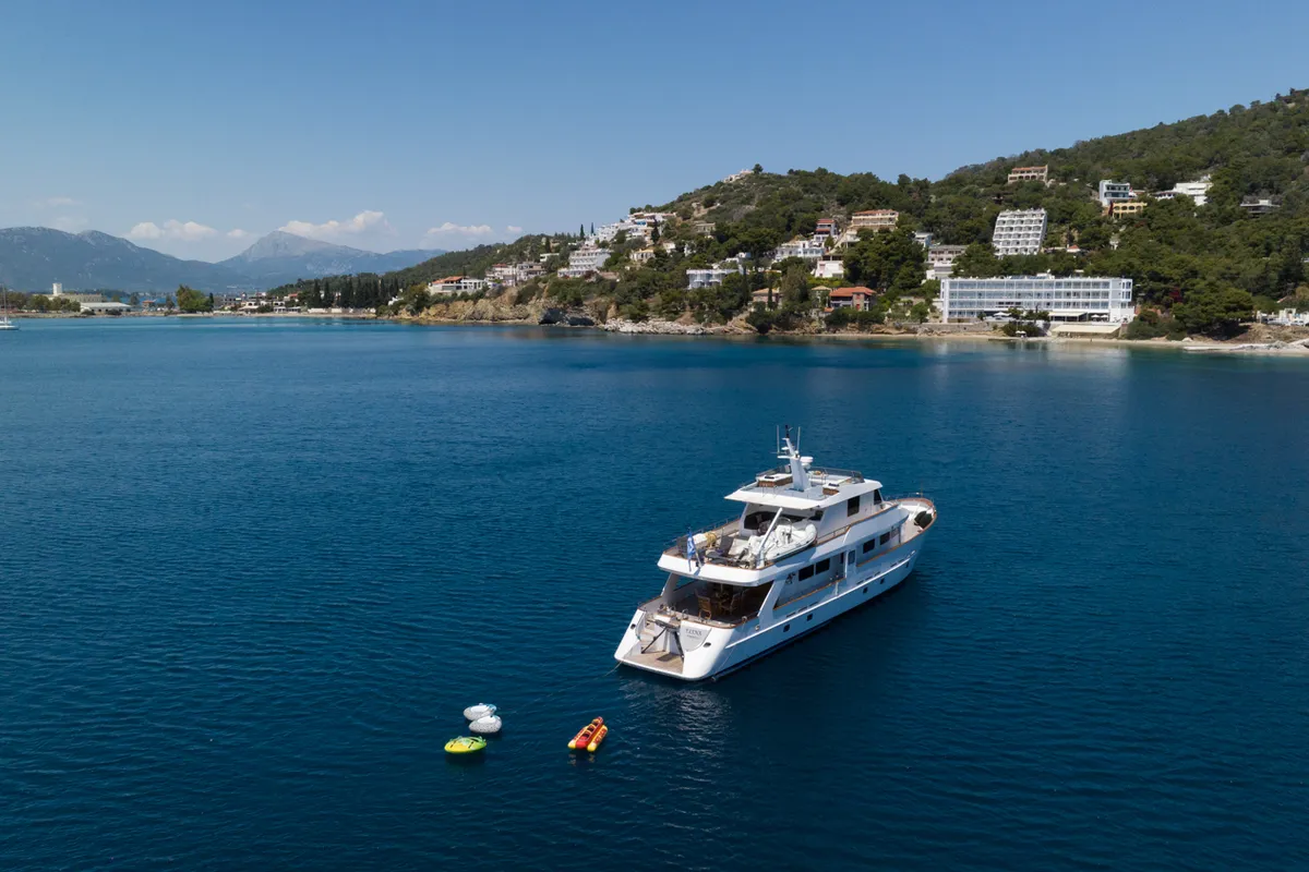 Elena, a Perama Shipyard M/Y Elena motor yacht at Τροκαντερό, Greece