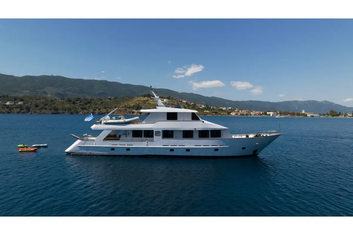 Elena, a Perama Shipyard M/Y Elena motor yacht at Τροκαντερό, Greece
