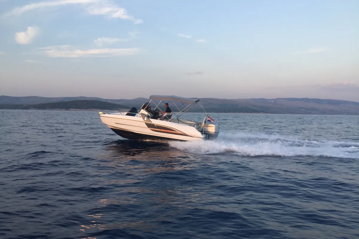 Exterior view of Beneteau Flyer 6 Space Deck, a Beneteau Flyer 6 motorboat at Grad Trogir, Croatia
