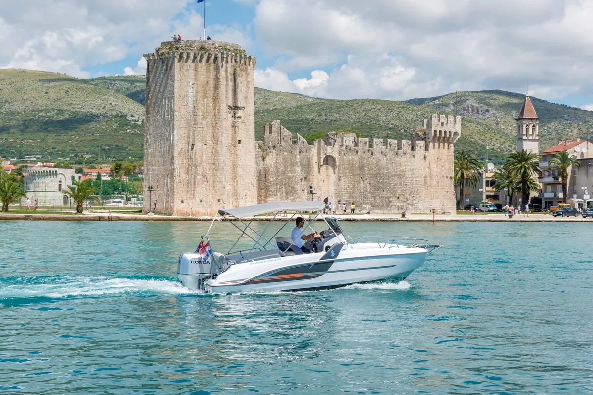 Exterior view of Beneteau Flyer 6 Space Deck, a Beneteau Flyer 6 motorboat at Grad Trogir, Croatia