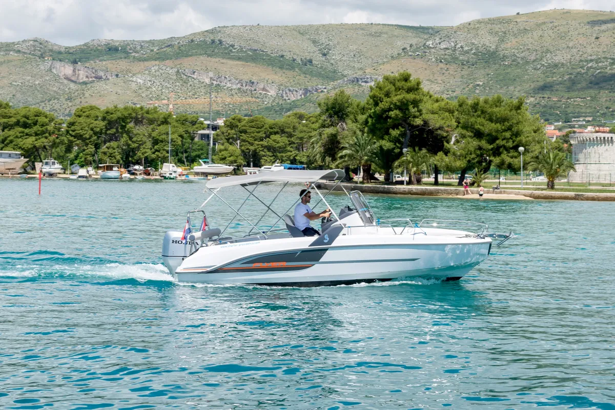 Exterior view of Beneteau Flyer 6 Space Deck, a Beneteau Flyer 6 motorboat at Grad Trogir, Croatia
