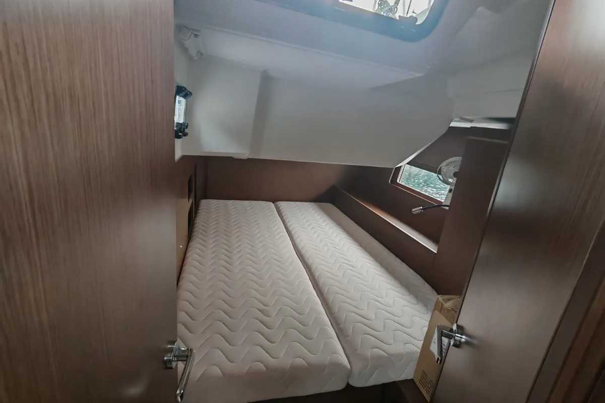 Cabin on Aurora, a Beneteau Oceanis 46.1 sailboat at Vibo Valentia, Italy