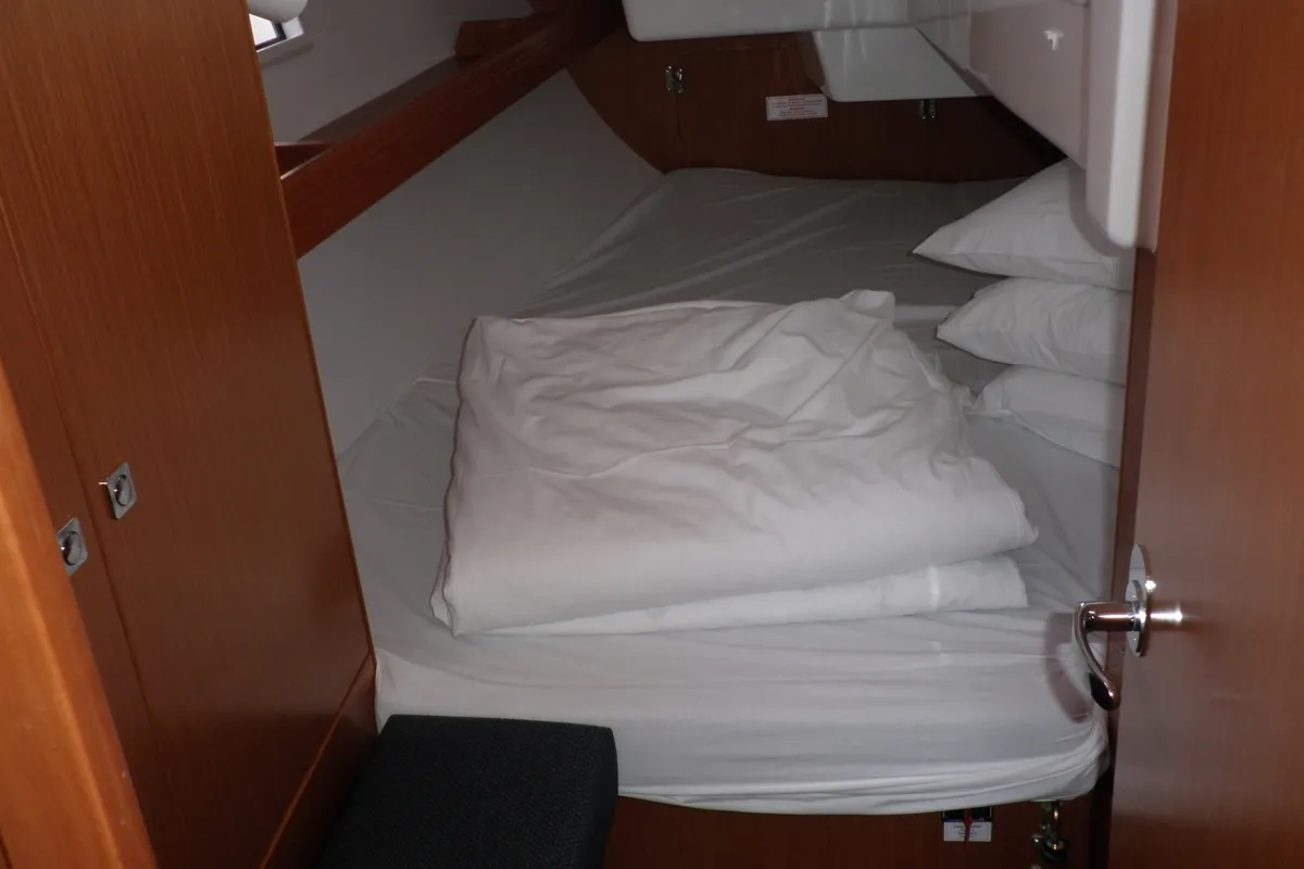 Cabin on GIRICA, a Bavaria Cruiser 33 sailboat at Općina Sukošan, Croatia