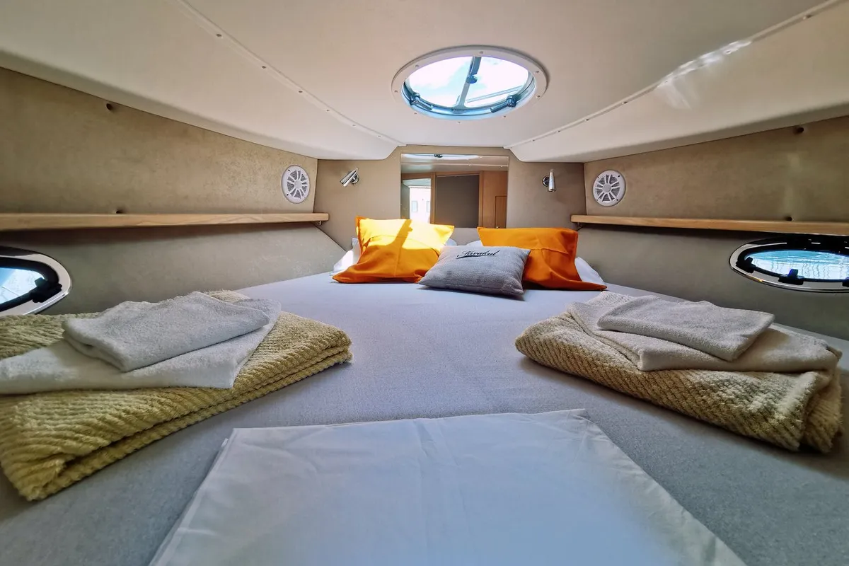 Cabin on Max 1, a Grginić jahte Mirakul 30 motorboat at Općina Sukošan, Croatia