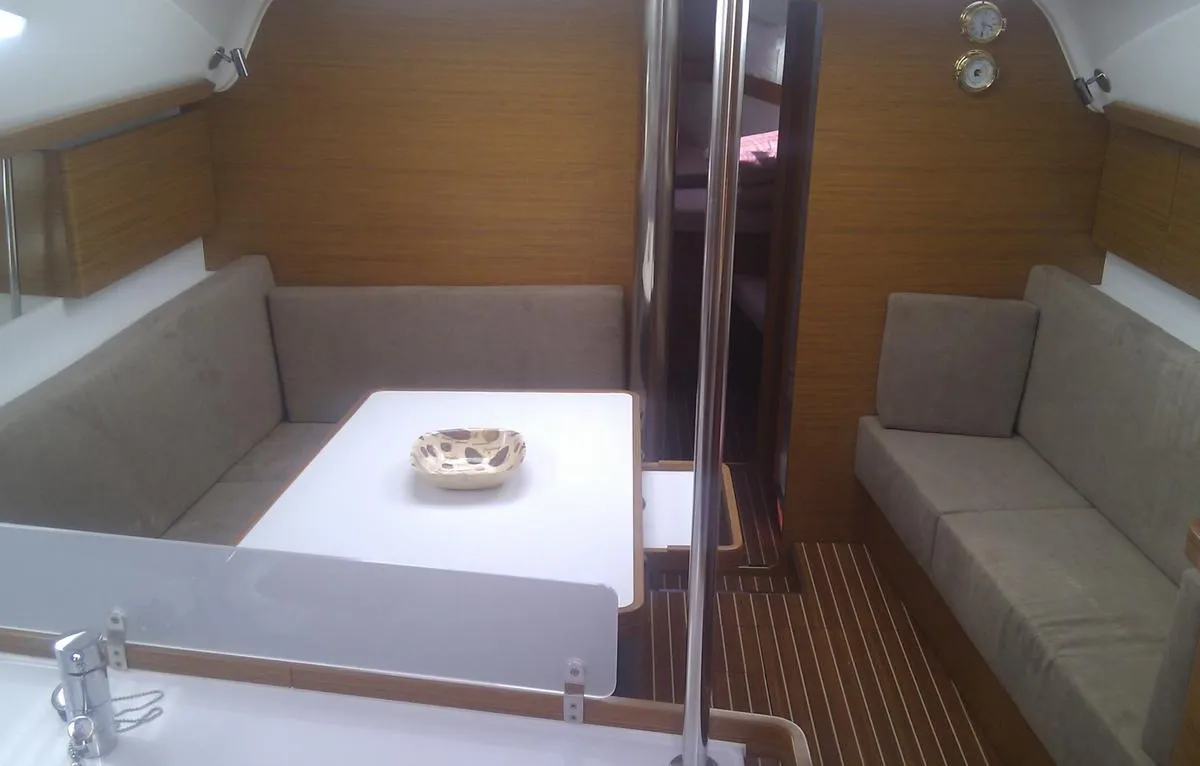Salon of Mili Mili, a Elan 444 Impression sailboat at Zadar, Croatia