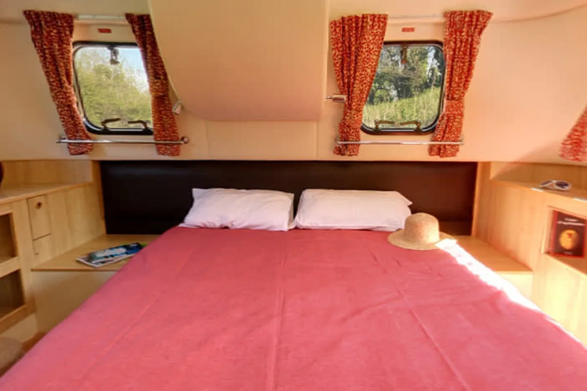 Cabin on Royal Mystique A, a Cygnet Royal Mystique motorboat at Decize, France