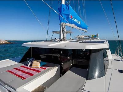 Deck of Sunsail 424/4/4 Classic, a Gulet Sunsail 424 catamaran at Uturoa, France
