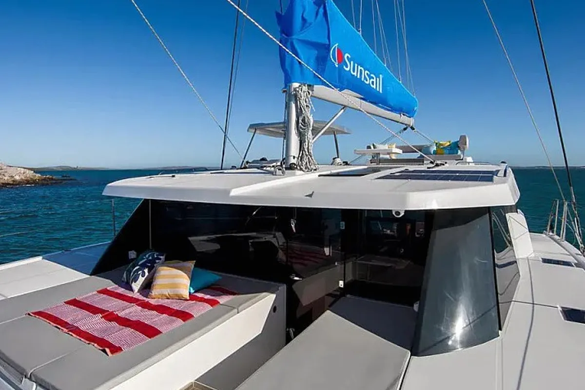 Deck of Sunsail 424/4/4 Classic, a Gulet Sunsail 424 catamaran at Uturoa, France