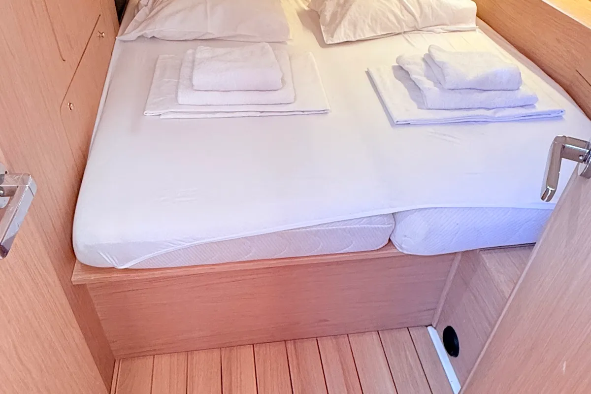 Cabin on Sara, a Beneteau Oceanis 46.1 sailboat at Općina Sukošan, Croatia