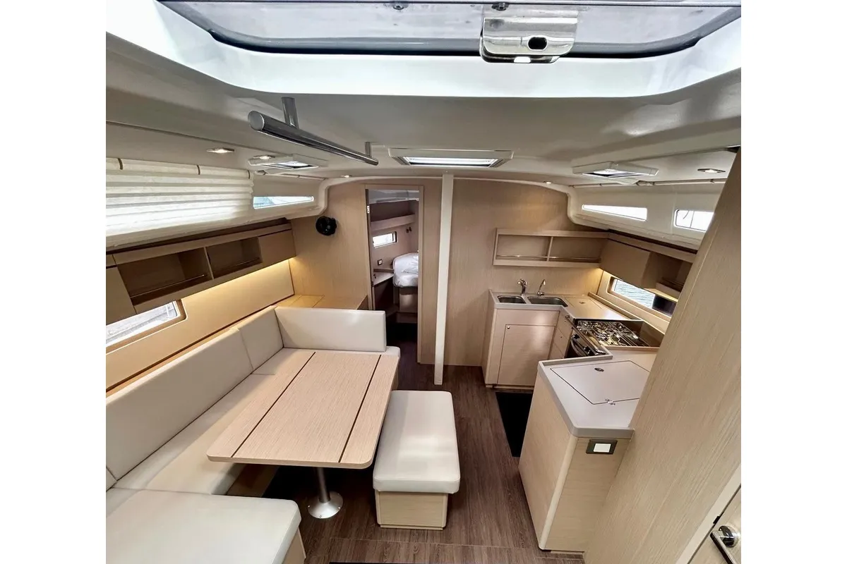 Salon of Dinamica, a Beneteau Oceanis 40.1 sailboat at San Vincenzo, Italy