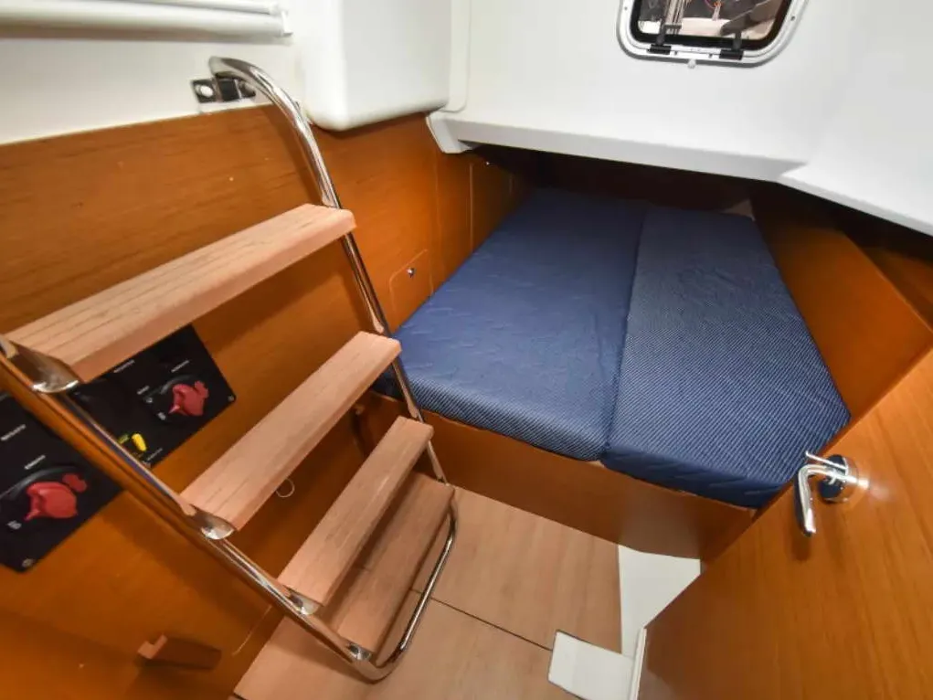 NEW HORIZONS II, a Jeanneau Sun Loft 47 sailboat at La Favière, France