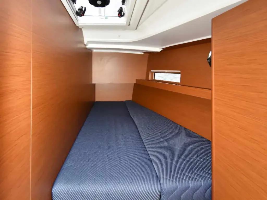 NEW HORIZONS II, a Jeanneau Sun Loft 47 sailboat at La Favière, France