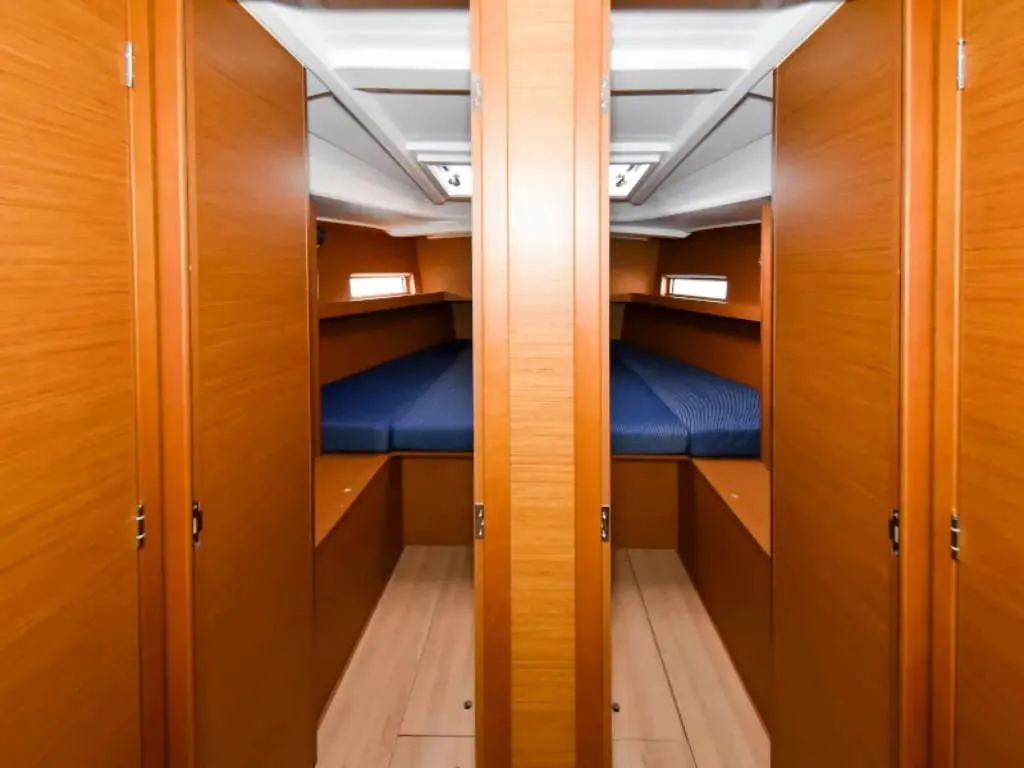 NEW HORIZONS II, a Jeanneau Sun Loft 47 sailboat at La Favière, France