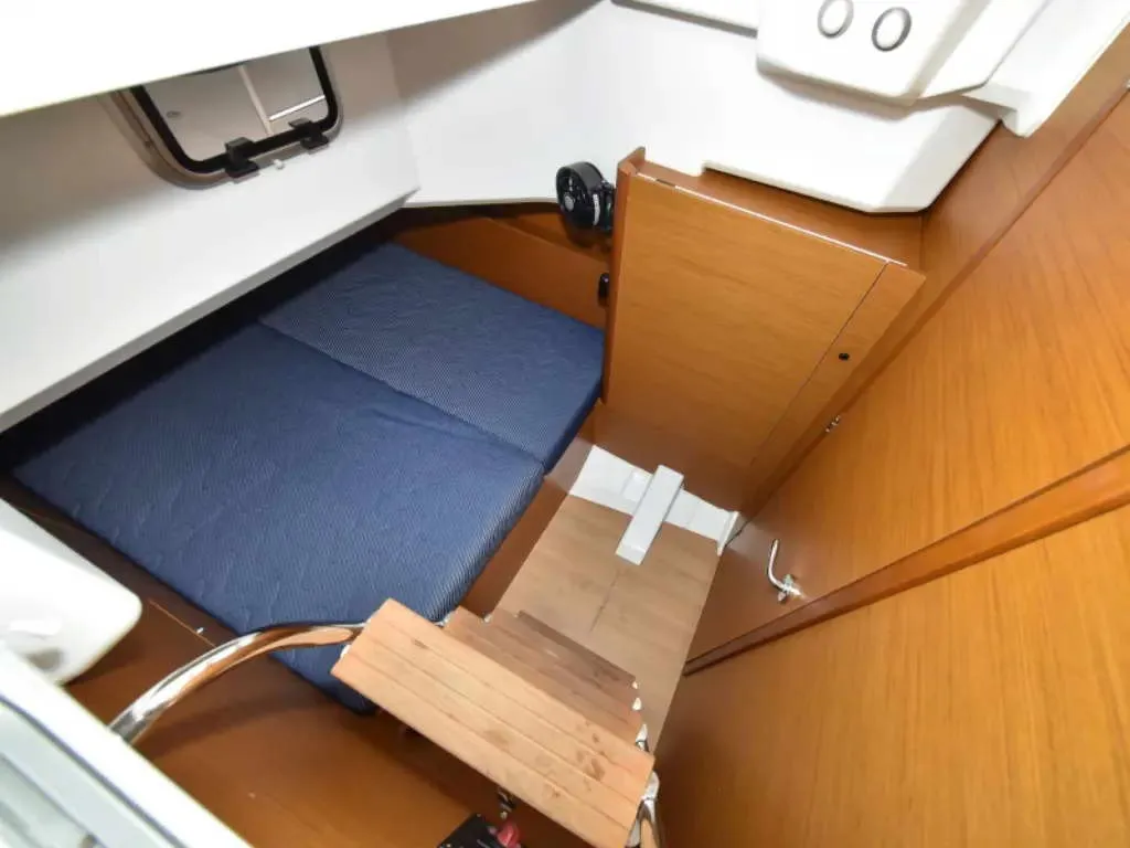 NEW HORIZONS II, a Jeanneau Sun Loft 47 sailboat at La Favière, France