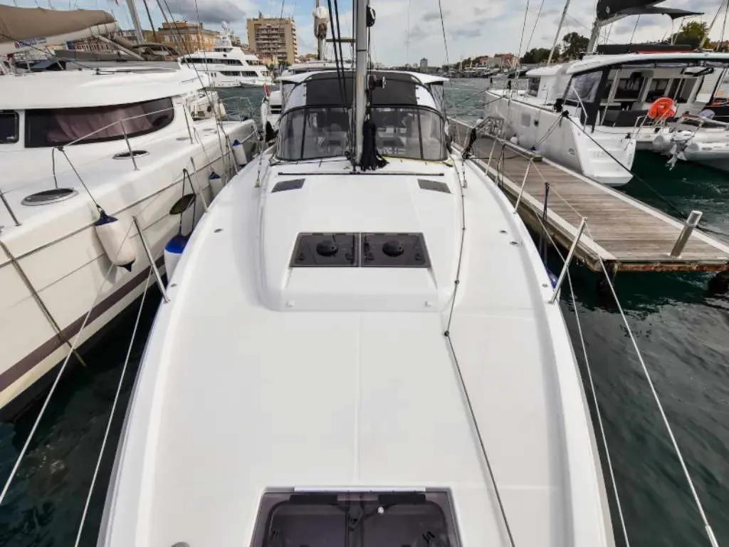 NEW HORIZONS II, a Jeanneau Sun Loft 47 sailboat at La Favière, France