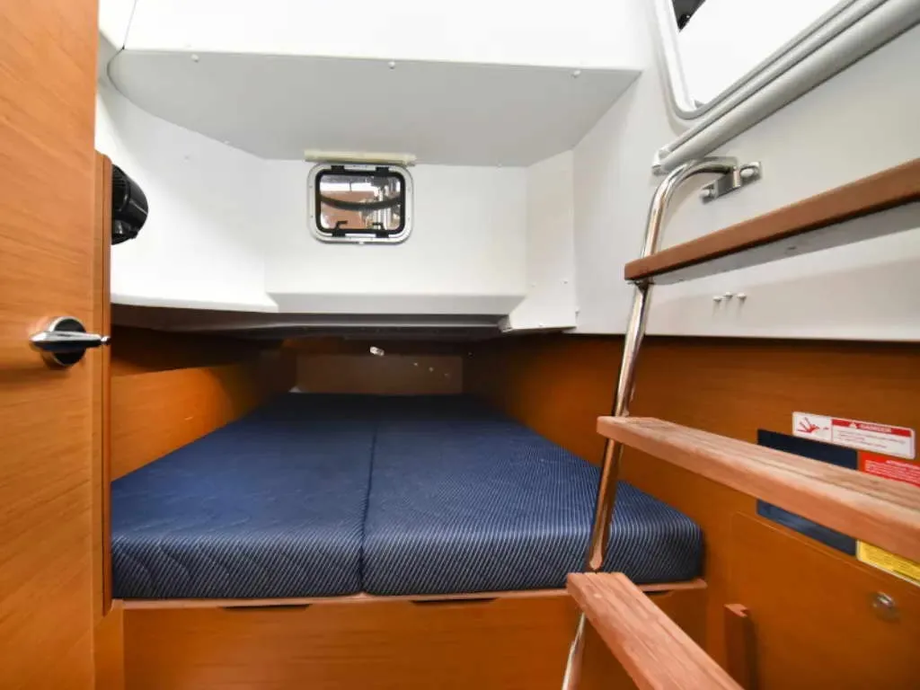 NEW HORIZONS II, a Jeanneau Sun Loft 47 sailboat at La Favière, France