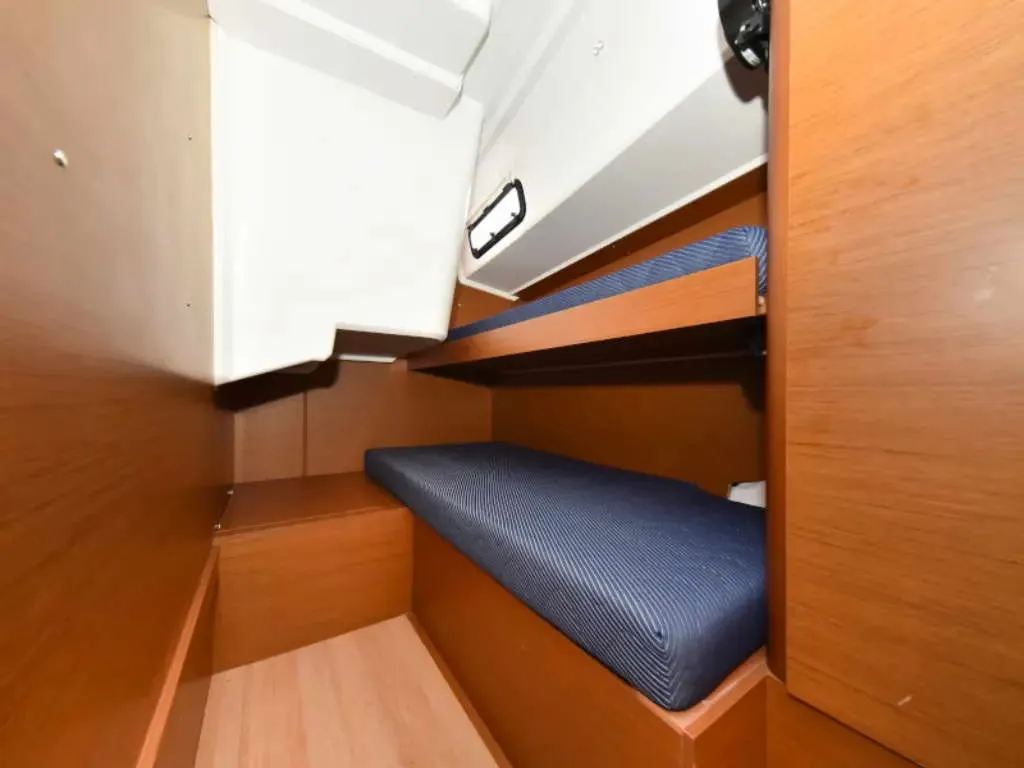 NEW HORIZONS II, a Jeanneau Sun Loft 47 sailboat at La Favière, France