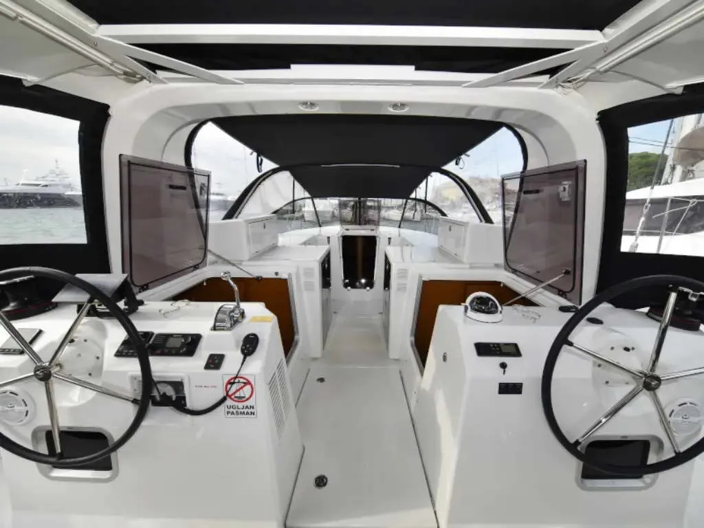 NEW HORIZONS II, a Jeanneau Sun Loft 47 sailboat at La Favière, France