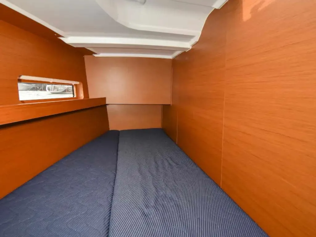 NEW HORIZONS II, a Jeanneau Sun Loft 47 sailboat at La Favière, France