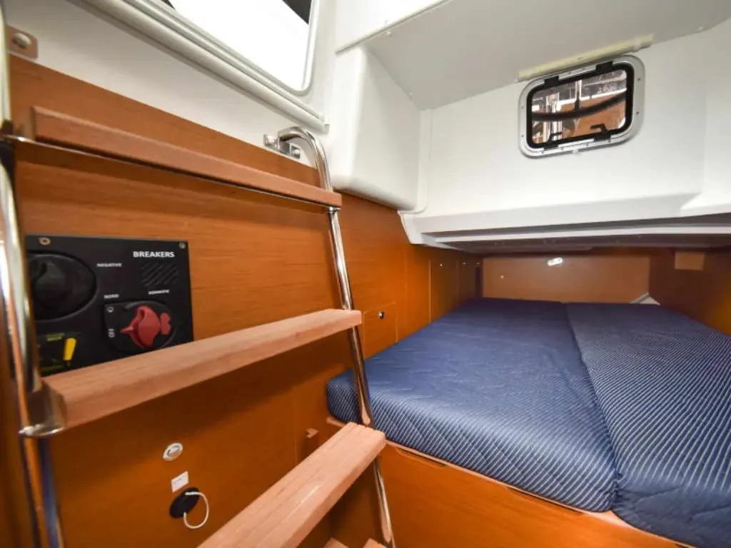 NEW HORIZONS II, a Jeanneau Sun Loft 47 sailboat at La Favière, France