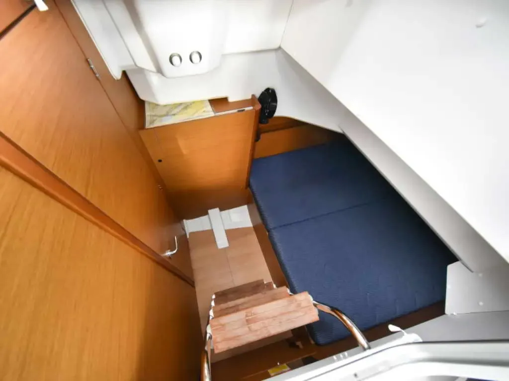 NEW HORIZONS II, a Jeanneau Sun Loft 47 sailboat at La Favière, France