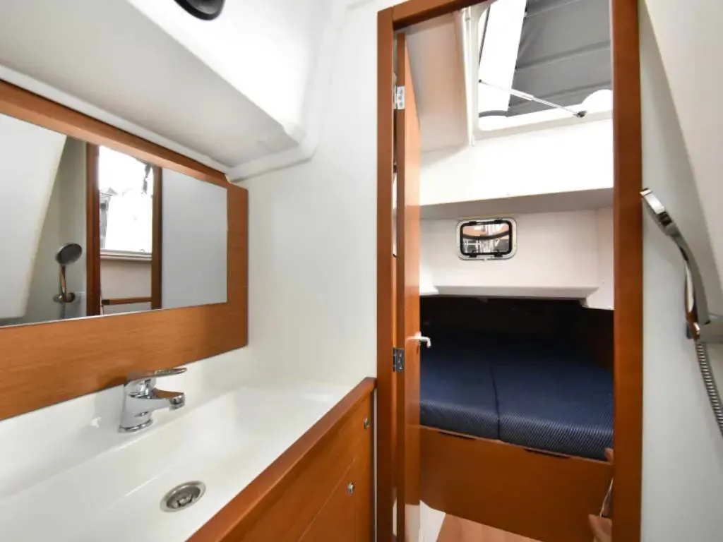 NEW HORIZONS II, a Jeanneau Sun Loft 47 sailboat at La Favière, France