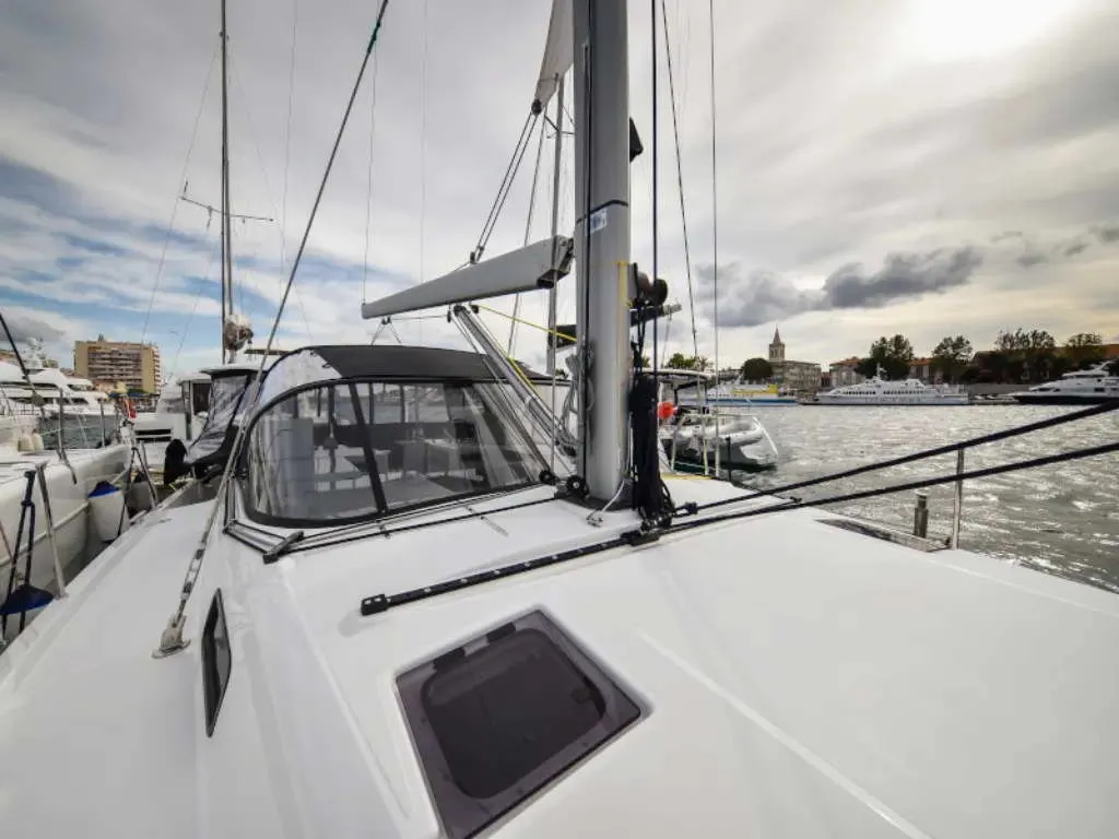 NEW HORIZONS II, a Jeanneau Sun Loft 47 sailboat at La Favière, France