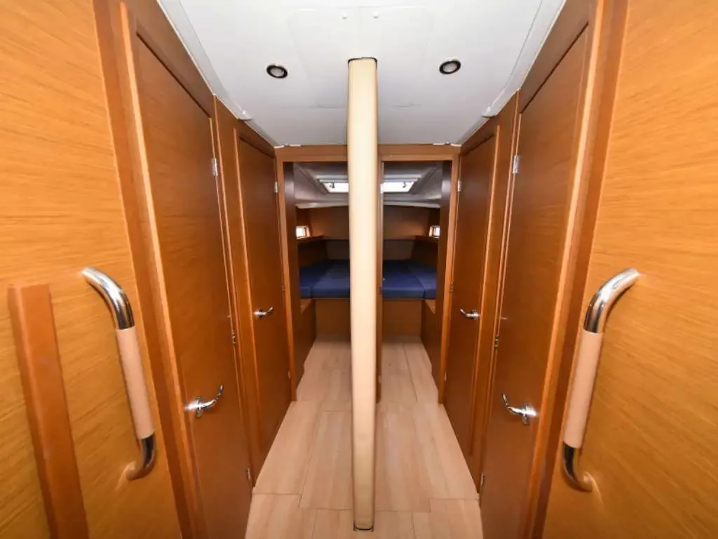 NEW HORIZONS II, a Jeanneau Sun Loft 47 sailboat at La Favière, France